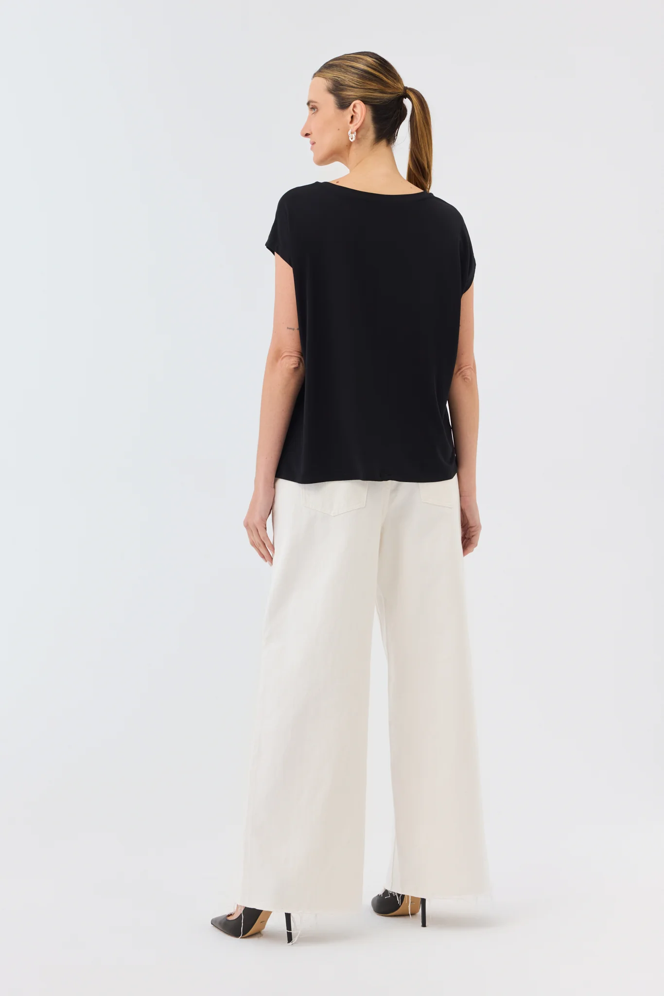 V NECK TEE - Image 4