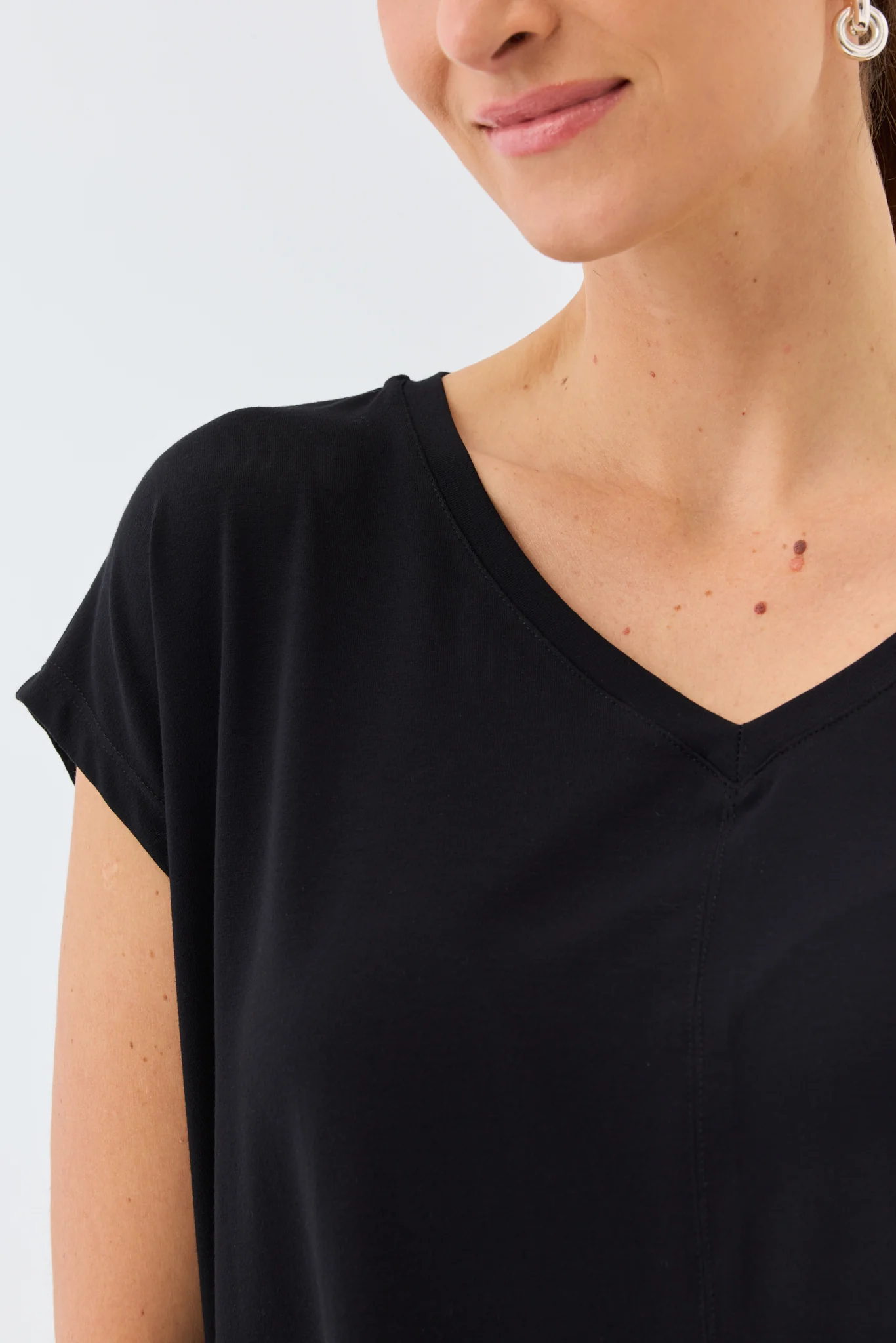 V NECK TEE - Image 5