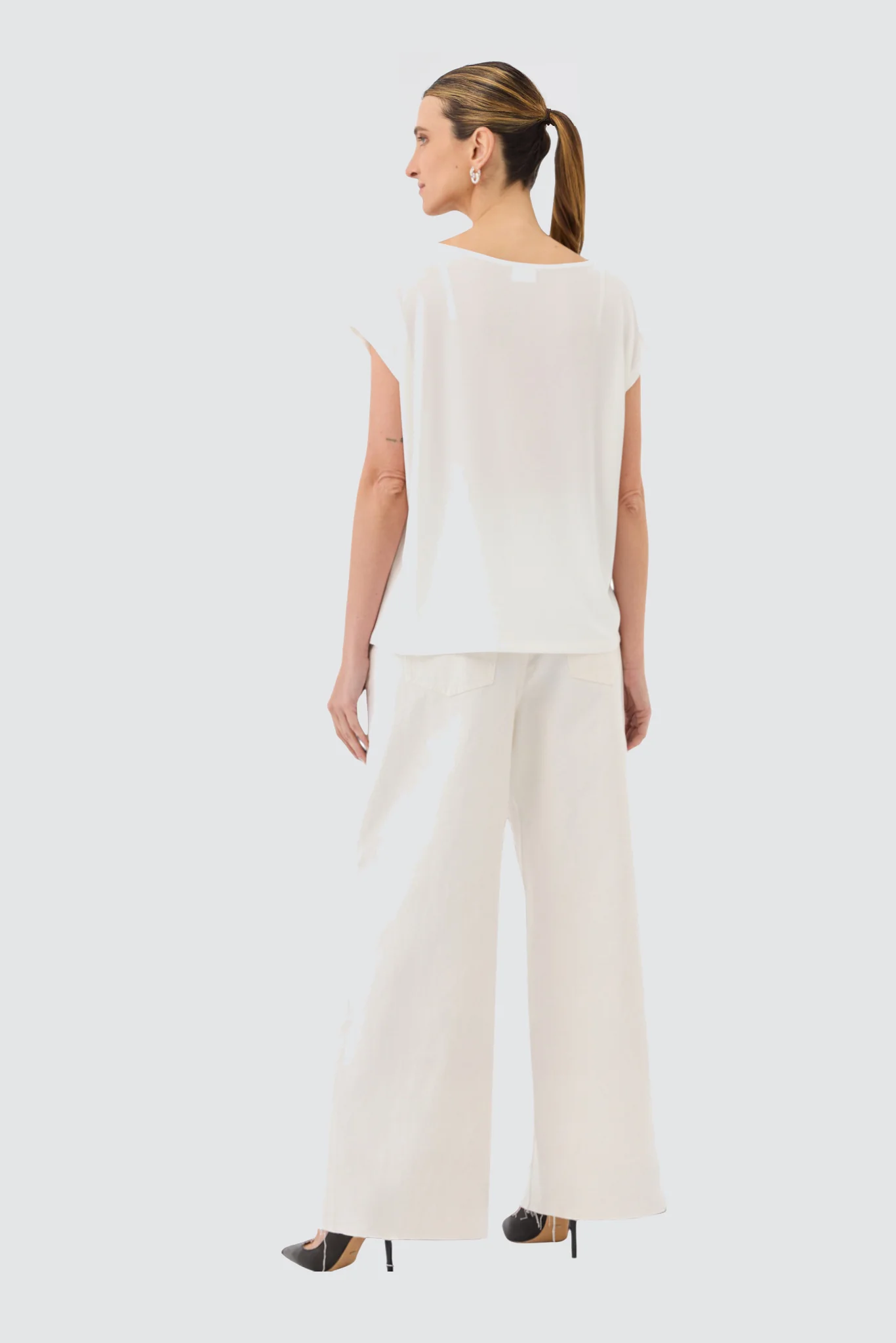 V NECK TEE - Image 4