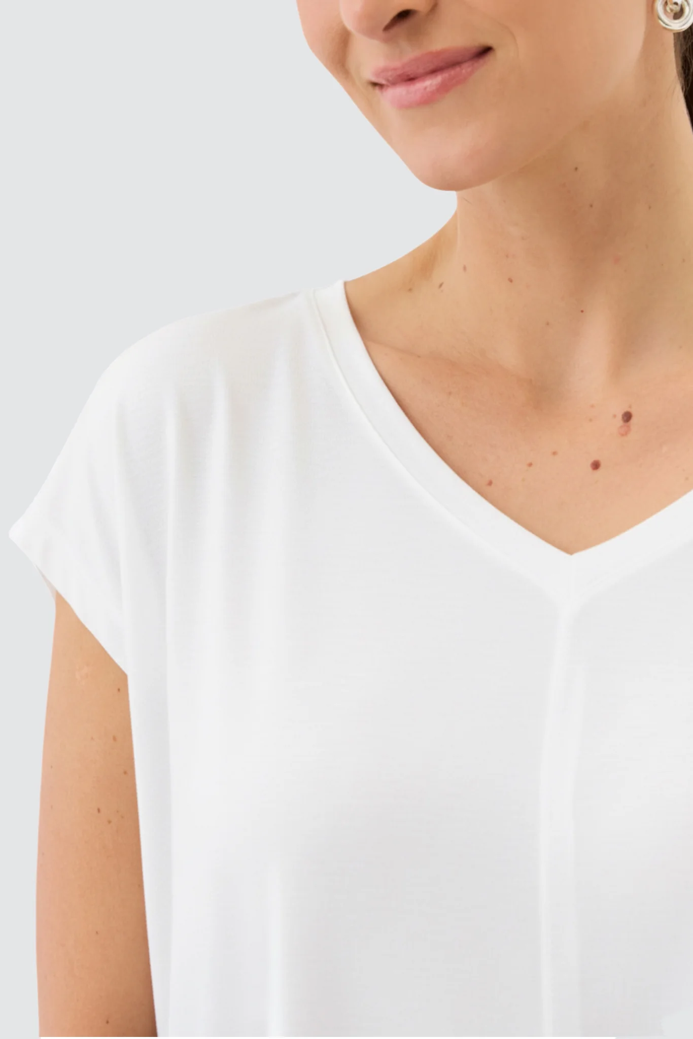 V NECK TEE - Image 5